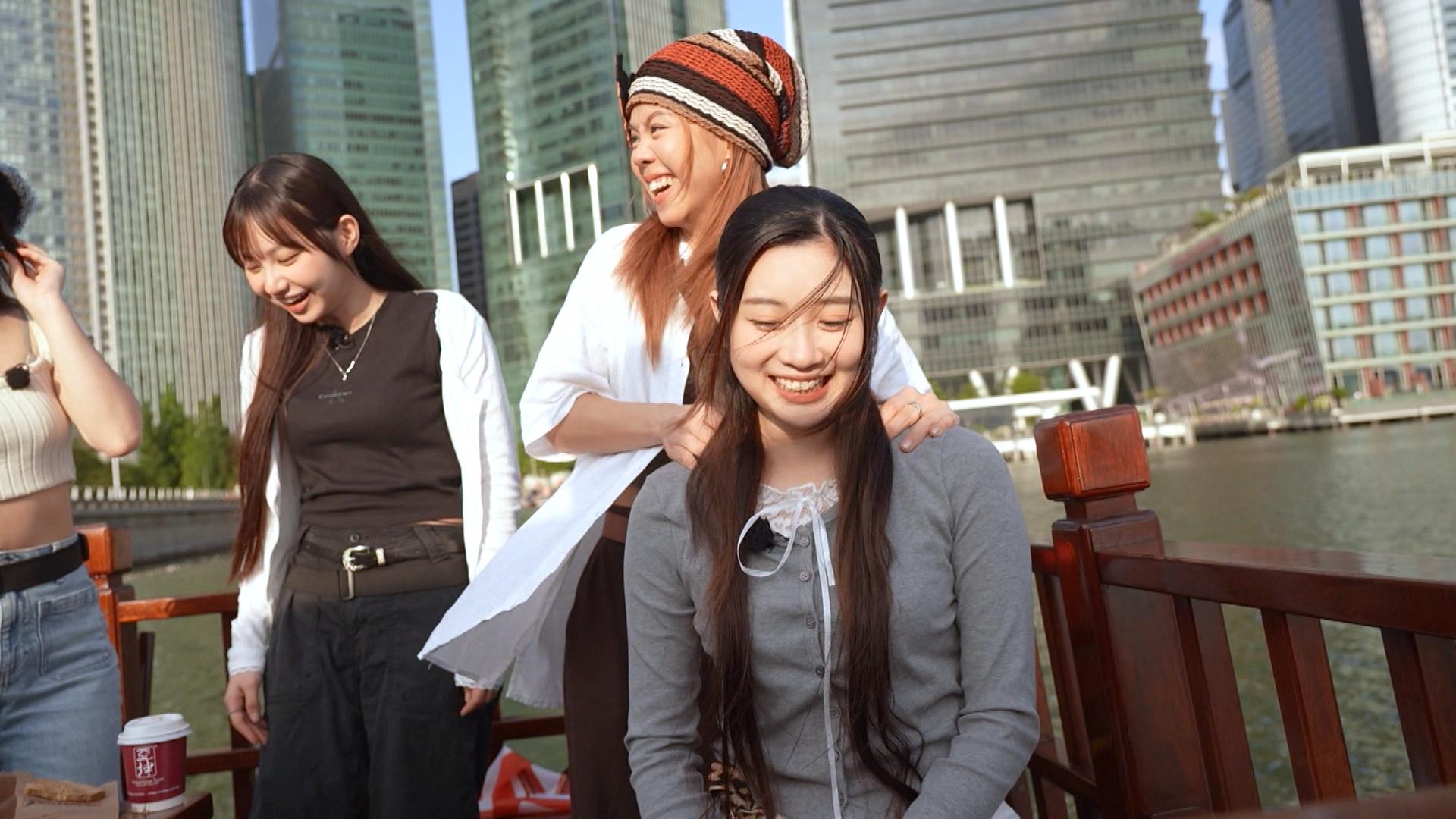 身為導遊的Gao幫Candy按摩,服務貼心。