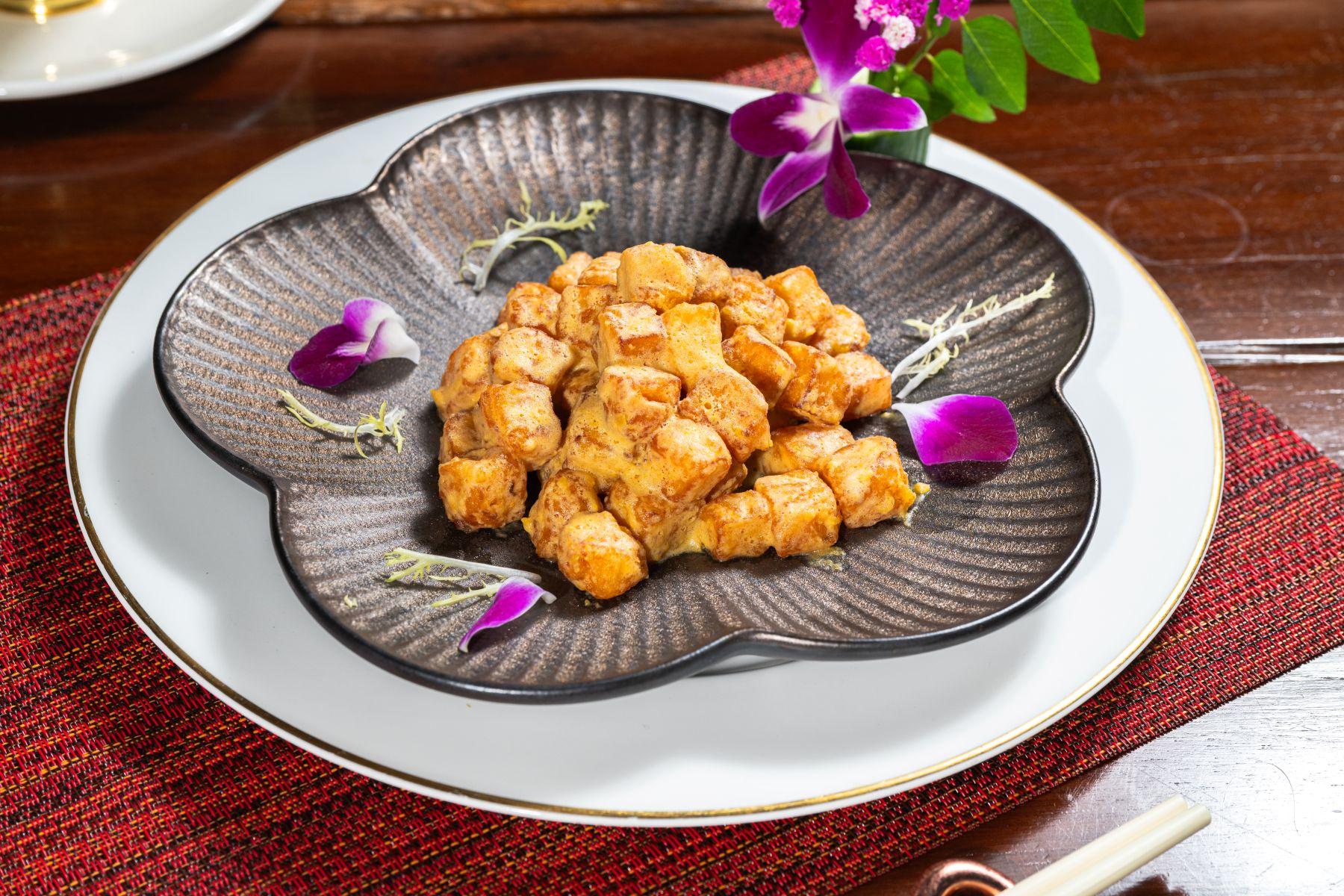 金沙南瓜$168(IDDSI Level 6 軟質及一口量)選用濕軟的泰國南瓜先蒸熟,後切成附合標準(不超過1.5 cm × 1.5 cm ),蘸上超薄炸漿炸香,再以鹹蛋黃包裹,鹹香惹味。