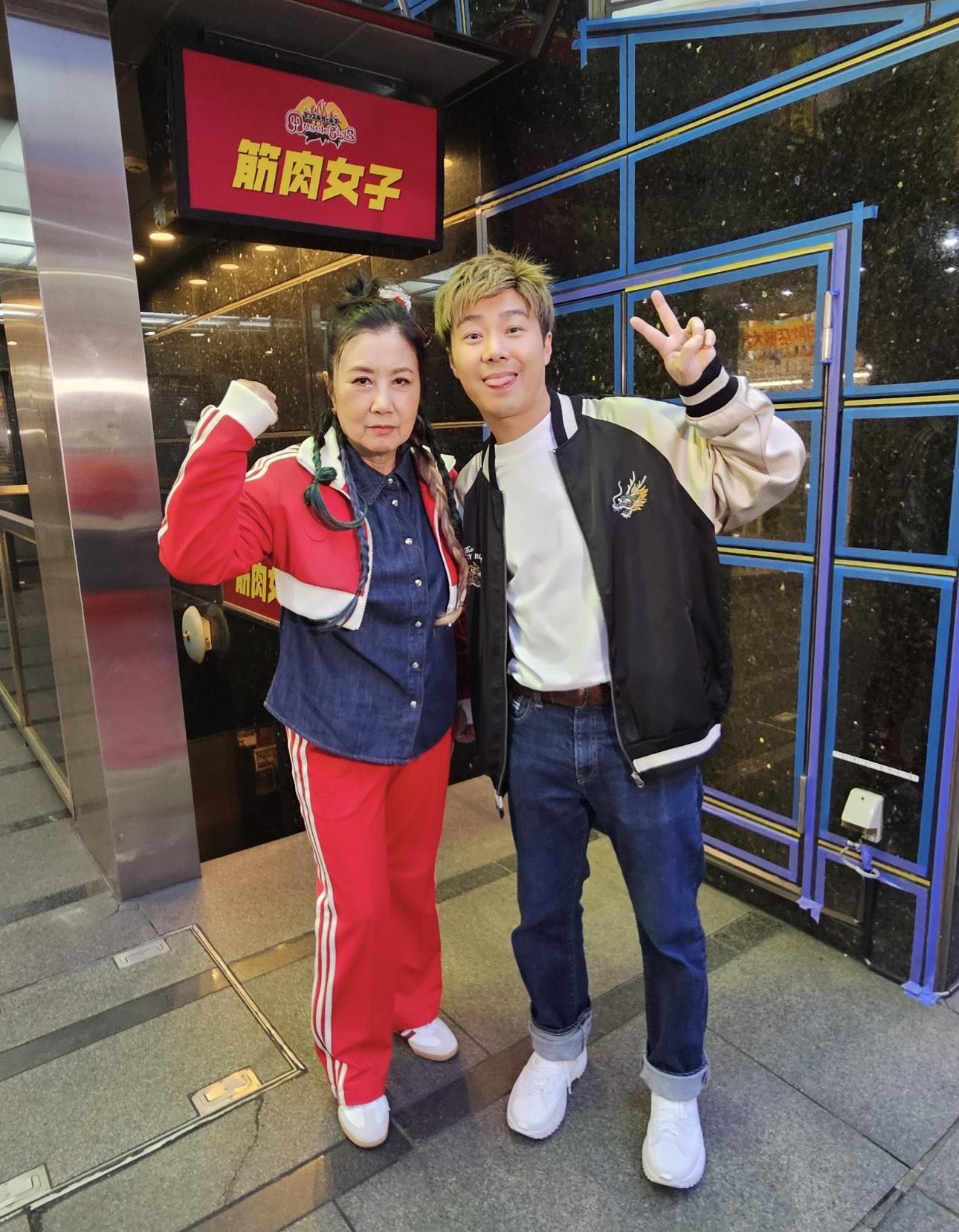 阿姐鮮紅短打外套配彩色孖辮Look蒲筋肉女子酒吧勁青春 。