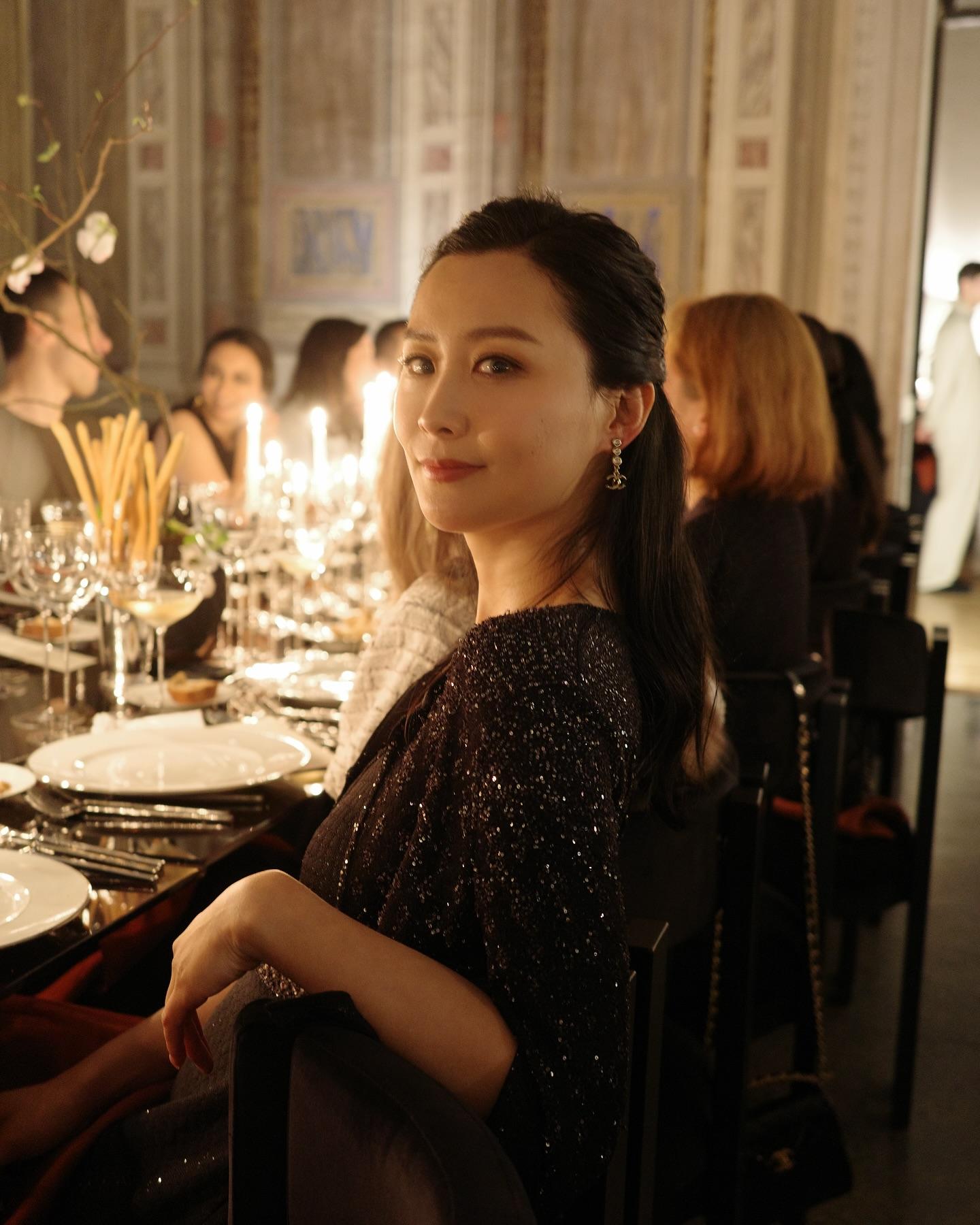 除了欣賞時裝騷,法拉還到古堡出席晚宴。