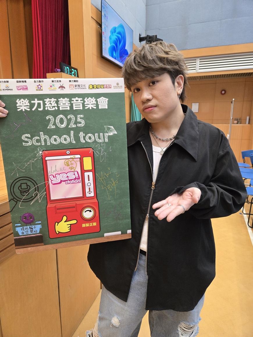 陳浩在席上唱出新歌。