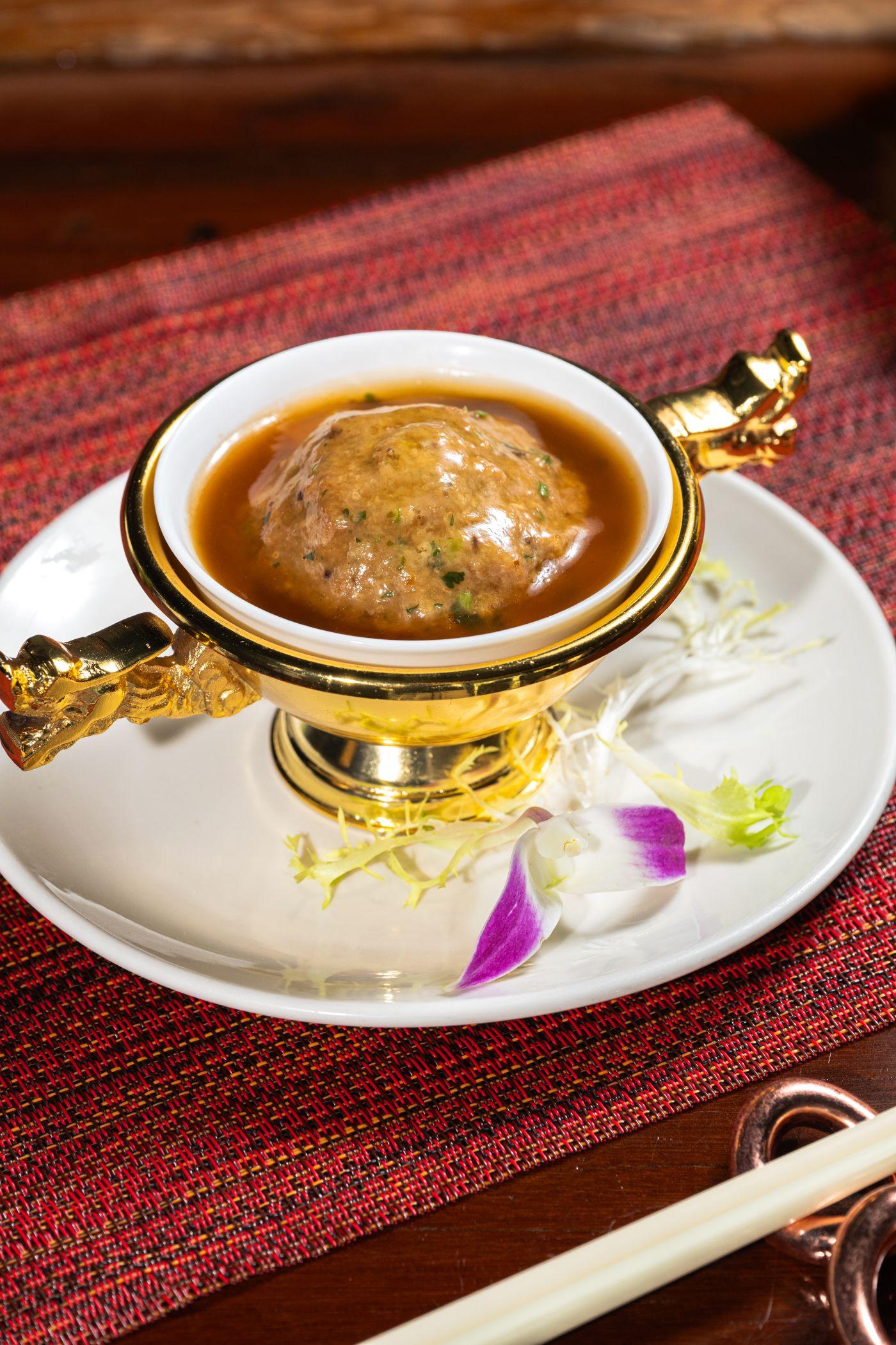 鮑汁牛肉獅子頭$88(IDDSI Level 5 細碎及濕軟)以牛冧肉、滑豆腐、陳皮蓉、芫荽蓉、生蔥蓉,打至免治狀,並以紅燒手法製作。肉香混合配料的幽香,質地細碎濕潤。