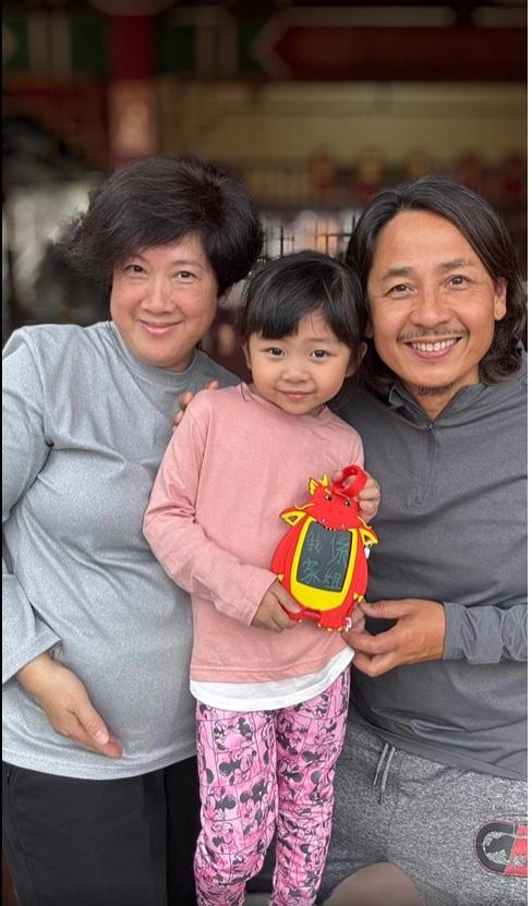 黃澤鋒追B成功,與太太著情侶裝宣布喜訊。