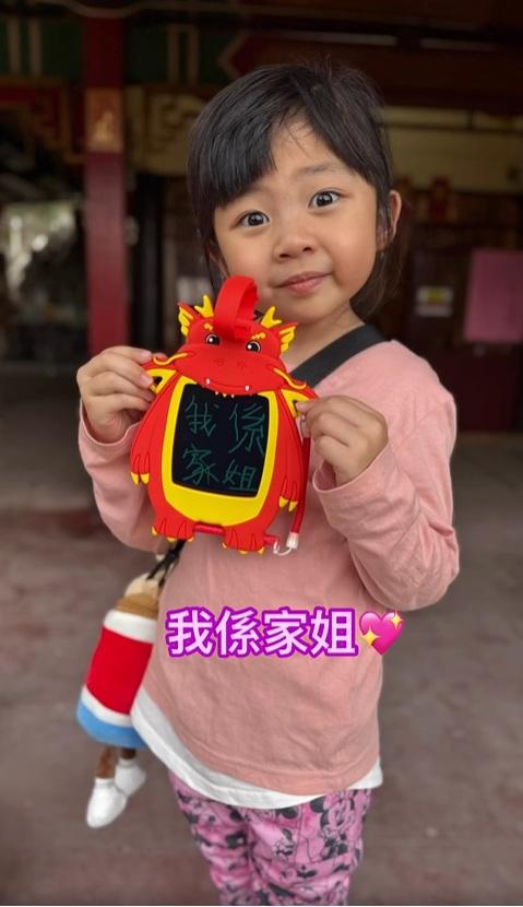 6歲的小黃妃,宣布即將成為大家姐。