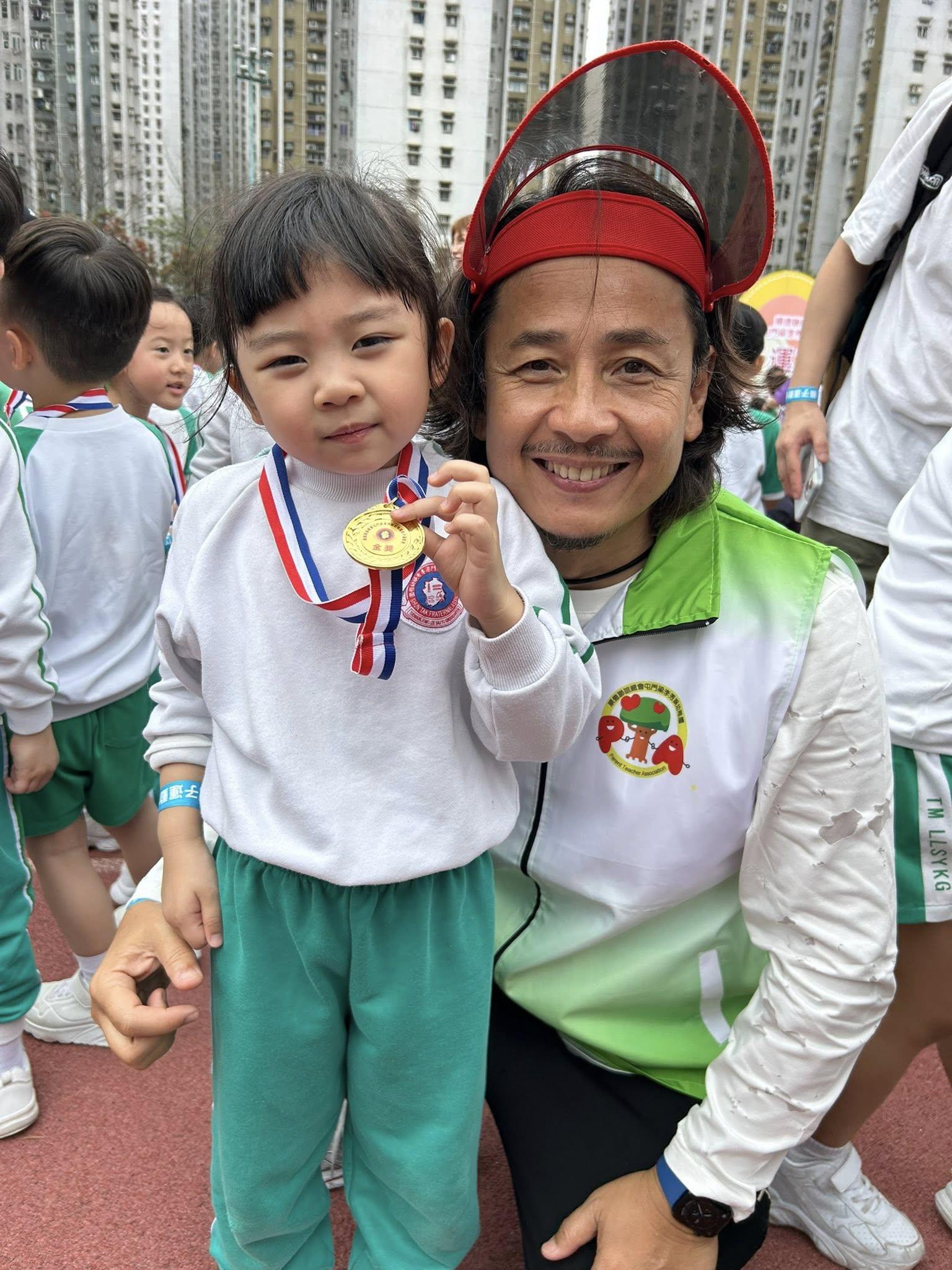 黃澤鋒在FB發布多張溫馨家庭照,宣布再度當爸。