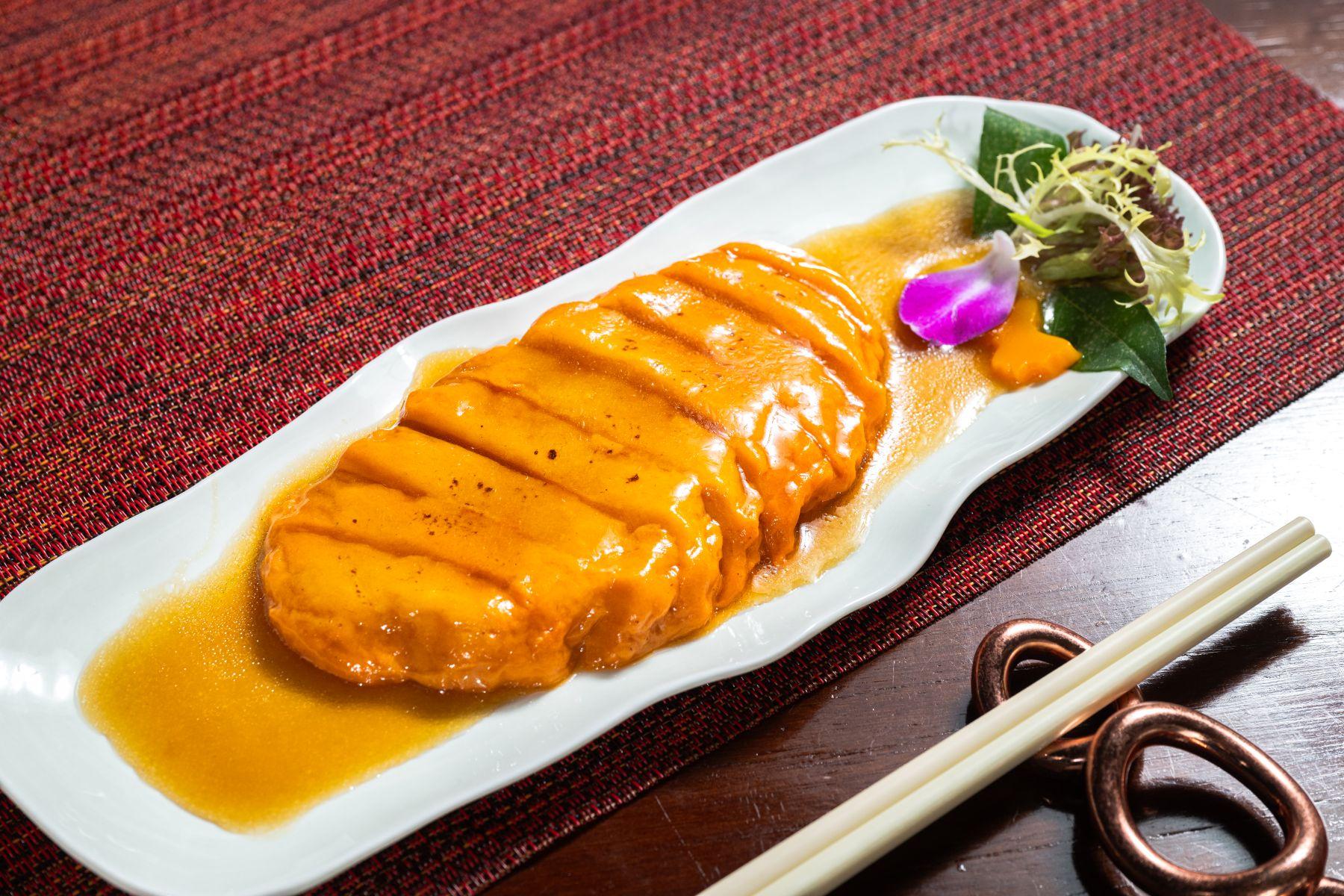 黑毛豬叉燒$238(精緻軟餐)以蜜汁烤製成微焦多汁的叉燒,打成糊狀再固形,還原叉燒的香味。