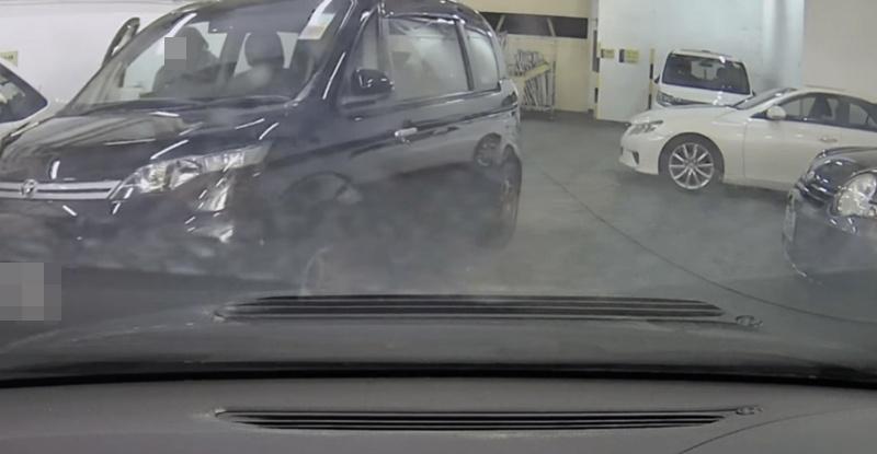 女司機慌忙探身入座駕試圖「救車」不果,結果連人帶車撞向保安更亭。(FB/車cam L (香港群組) )