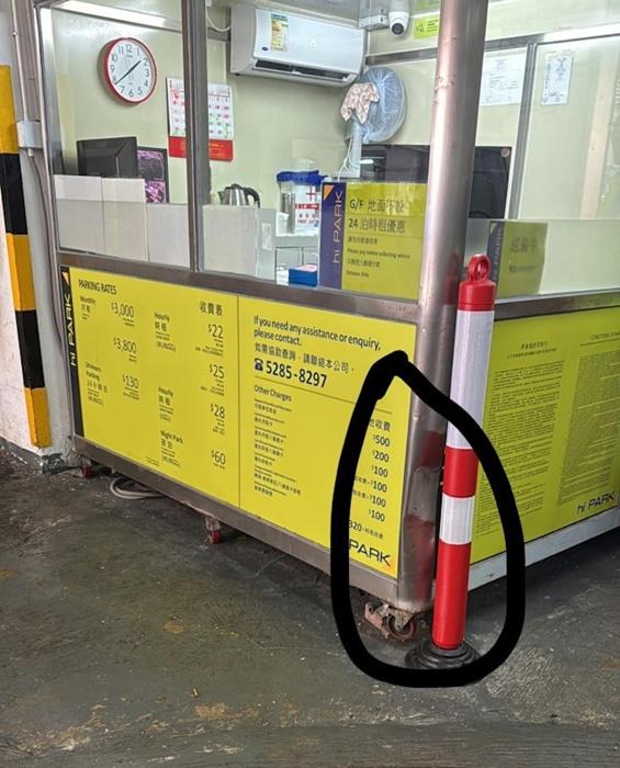 帖主附上相片,可見保安更亭被撞凹。(FB/車cam L (香港群組) )