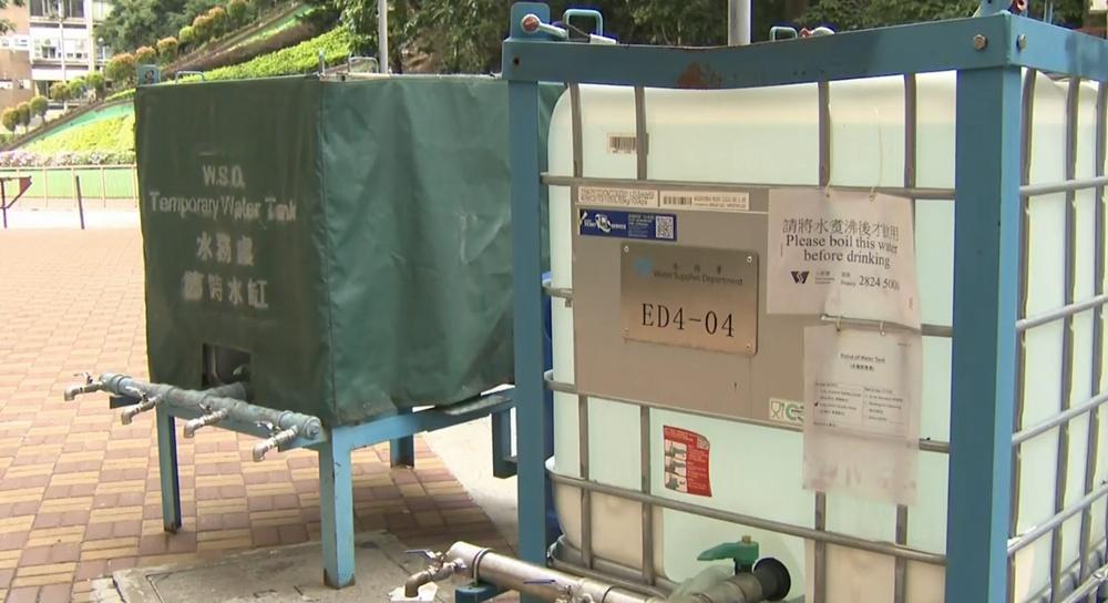 多個屋苑暫停食水,期間水務署安排多輛水車及水箱,為受影響人士提供臨時用水。(有線新聞截圖)