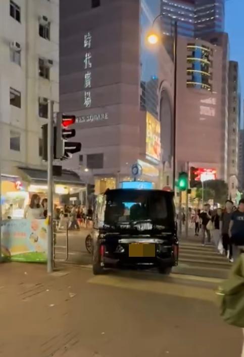 七人車左轉駛入波斯富街,回到行車道,向利舞臺方向駛。(FB/車cam L (香港群組) )