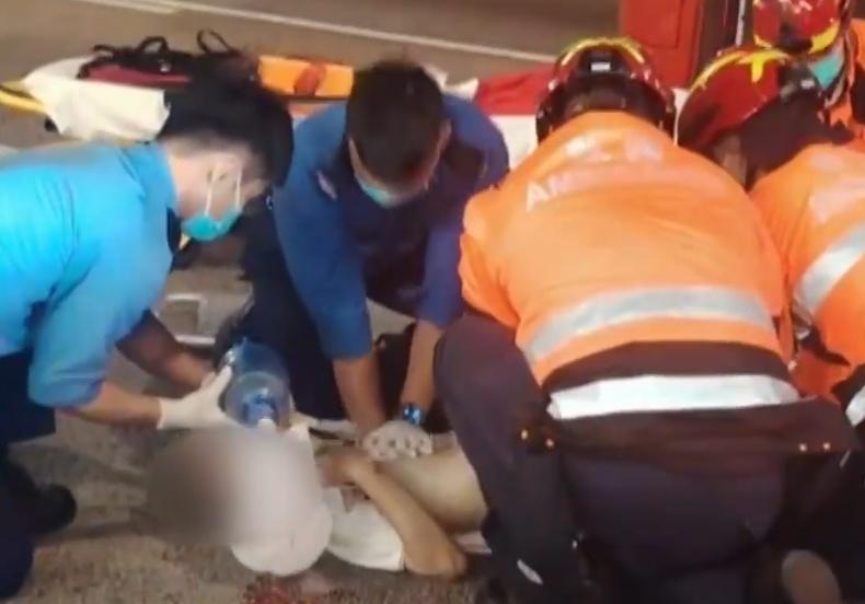 救護員到場為昏迷老翁急救。(有線新聞截圖)