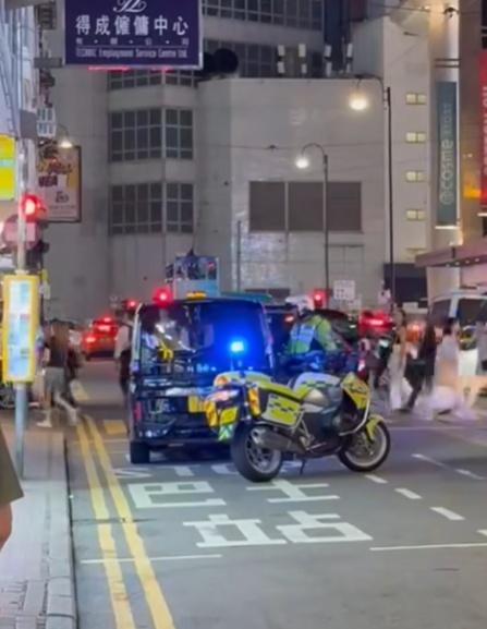 七人車在波斯富街街尾,已被一名交通警員截停。(FB/車cam L (香港群組) )