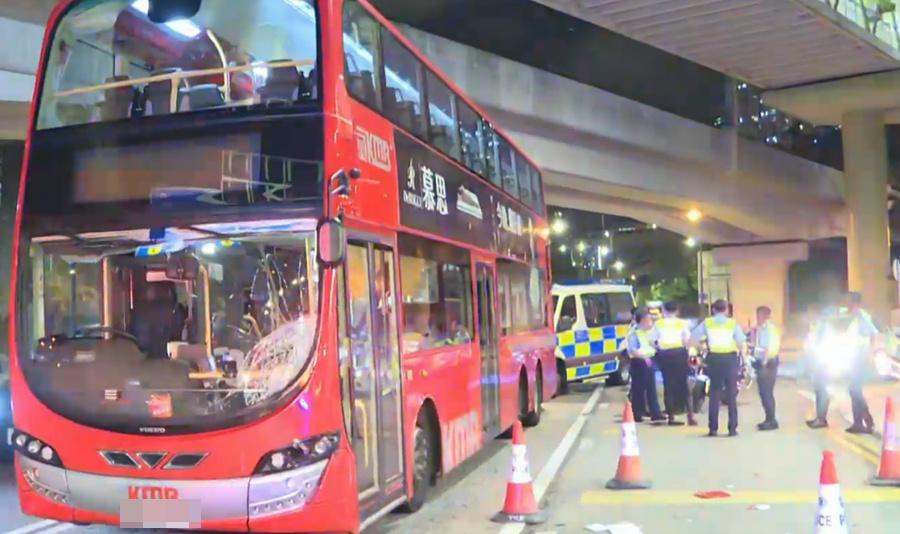 觀塘道八旬老翁疑跨8行車線遭九巴撞斃,司機涉危駕被捕。(有線新聞截圖)