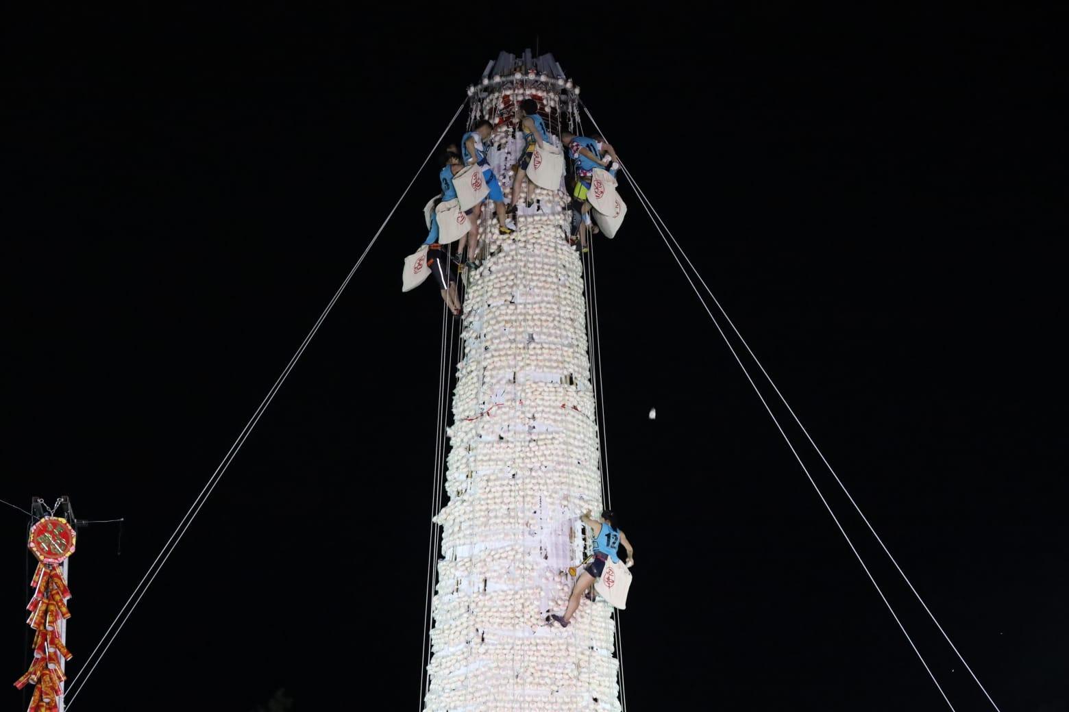 搶包山決賽於凌晨零時在長洲北帝廟遊樂場上演。(鍾式明攝)