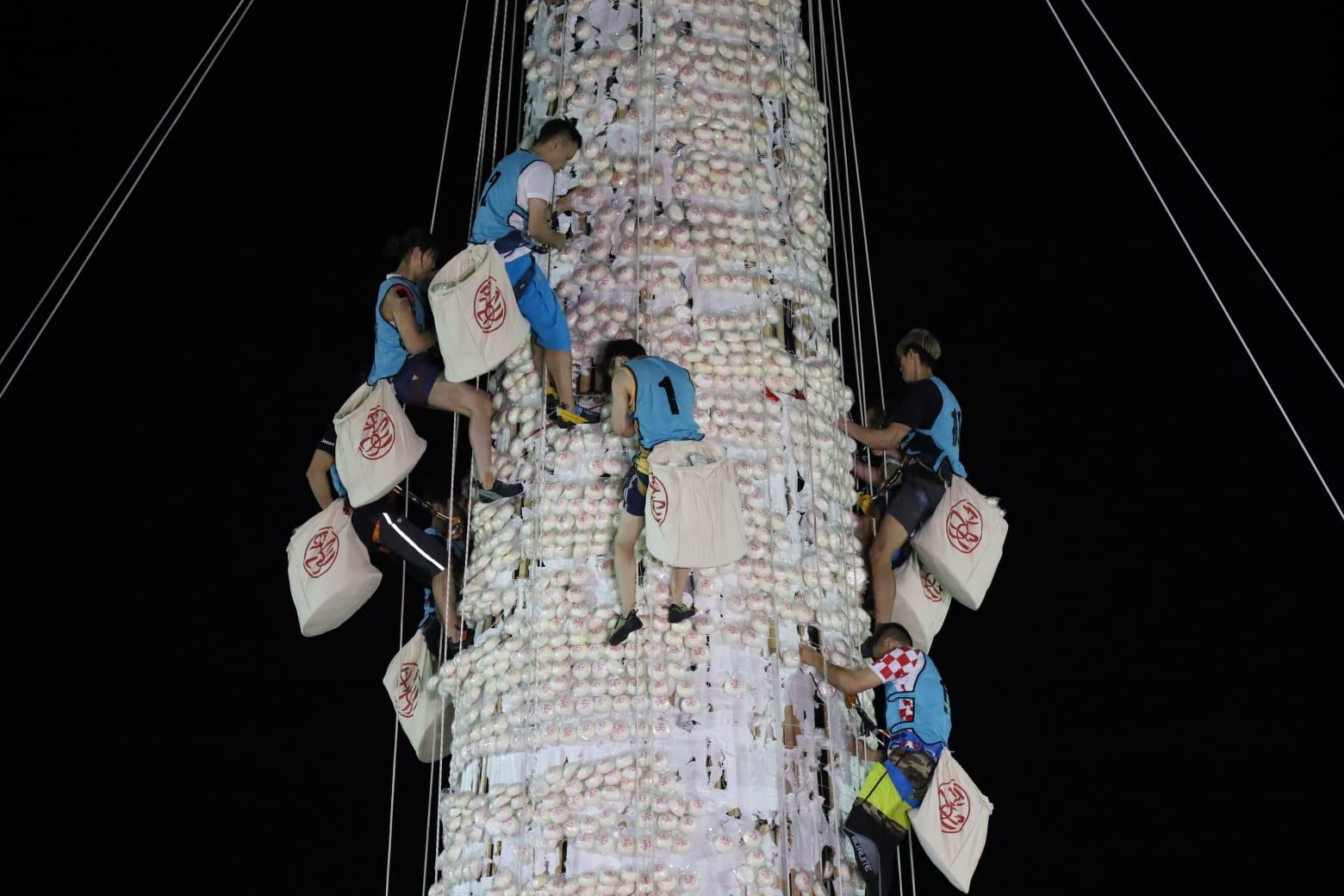 搶包山決賽於凌晨零時在長洲北帝廟遊樂場上演。(鍾式明攝)