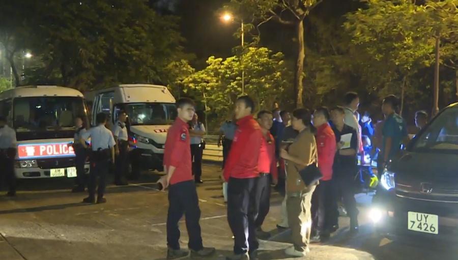 七旬婦離家後疑於鑽石山墳場一帶失蹤,搜救人員登山直升機搜索。(有線新聞截圖)