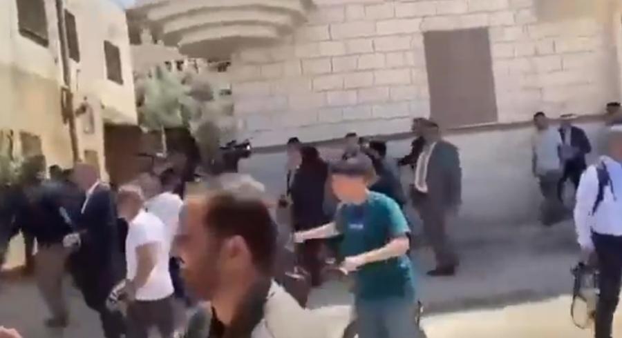 在多次槍聲下,外交人員被逼返回座駕離開。(X)