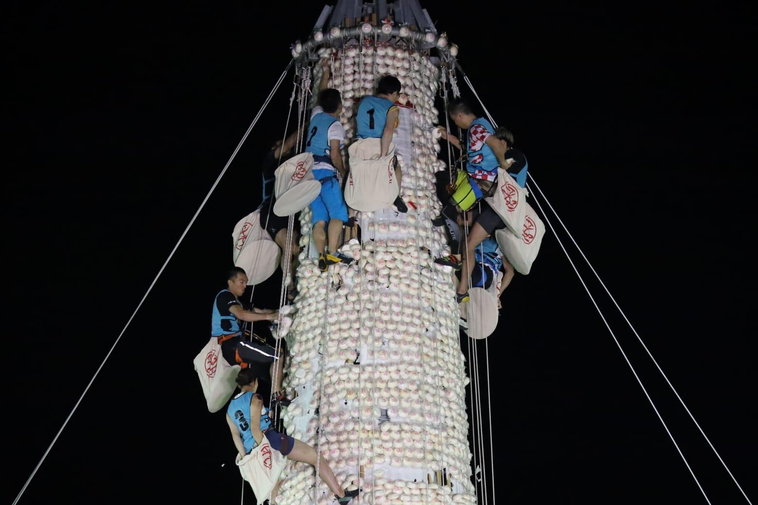 搶包山決賽於凌晨零時在長洲北帝廟遊樂場上演。(鍾式明攝)