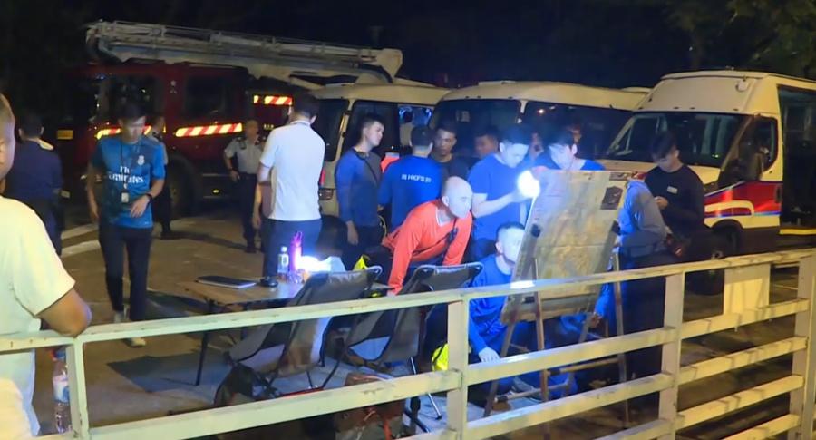 七旬婦離家後疑於鑽石山墳場一帶失蹤,搜救人員登山直升機搜索。(有線新聞截圖)