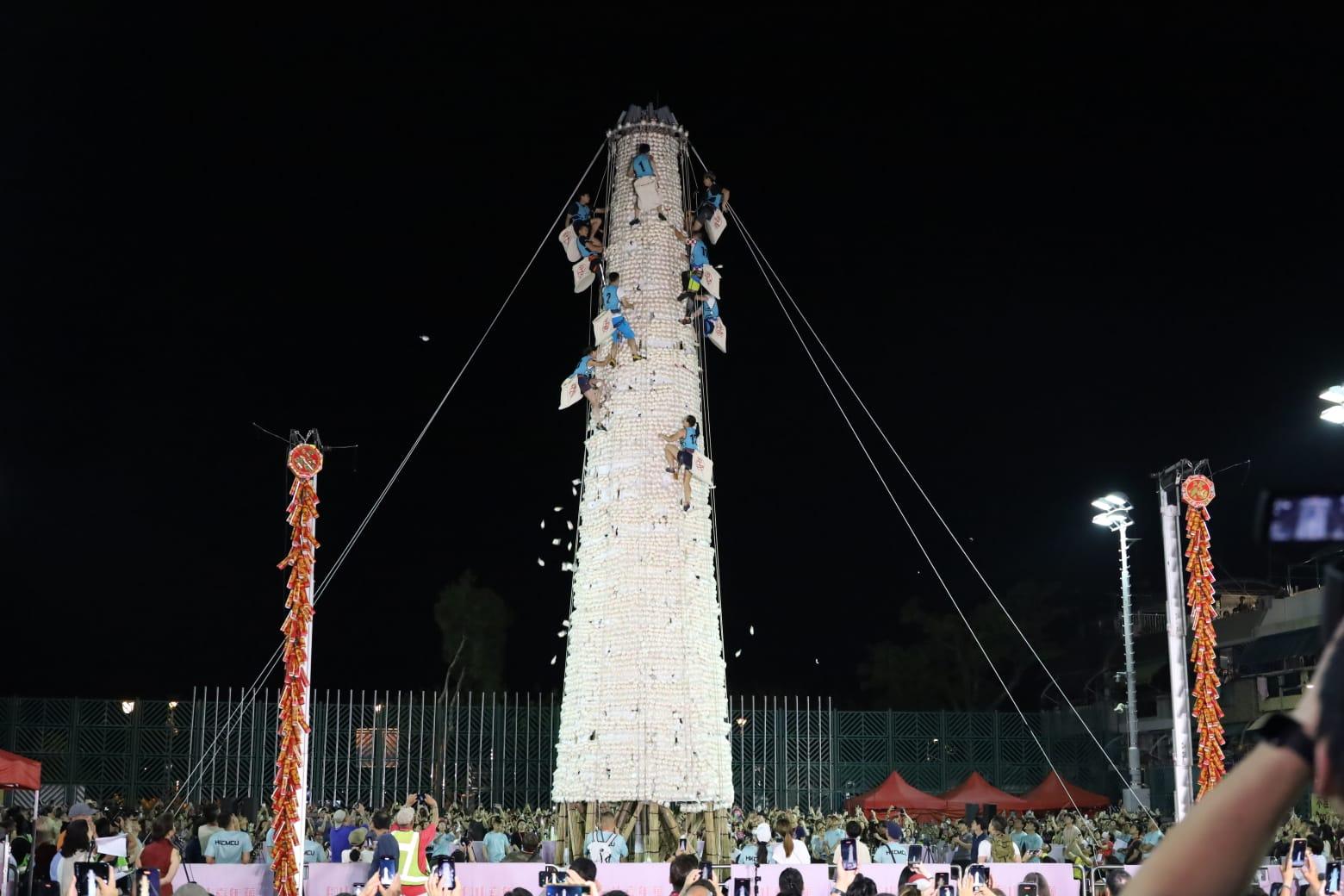 搶包山決賽於凌晨零時在長洲北帝廟遊樂場上演。(鍾式明攝)