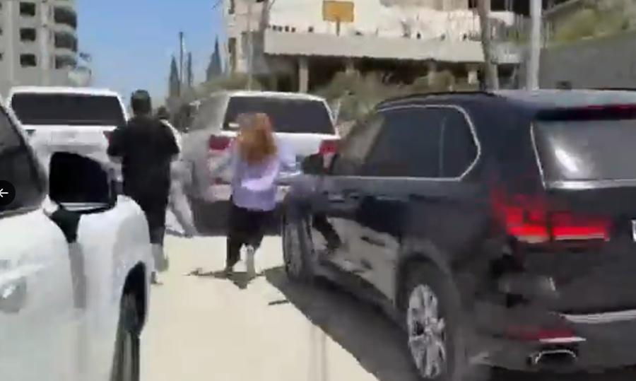 在多次槍聲下,外交人員被逼返回座駕離開。(X)