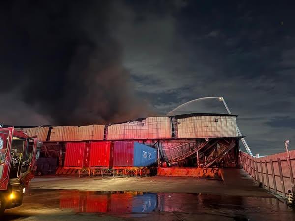 消防指,由於部分倉庫已倒塌,消防員入內有困難,故一直用動態風險評估模式評估危險,並盡量派出滅火機械人滅火。(FB/香港消防處)