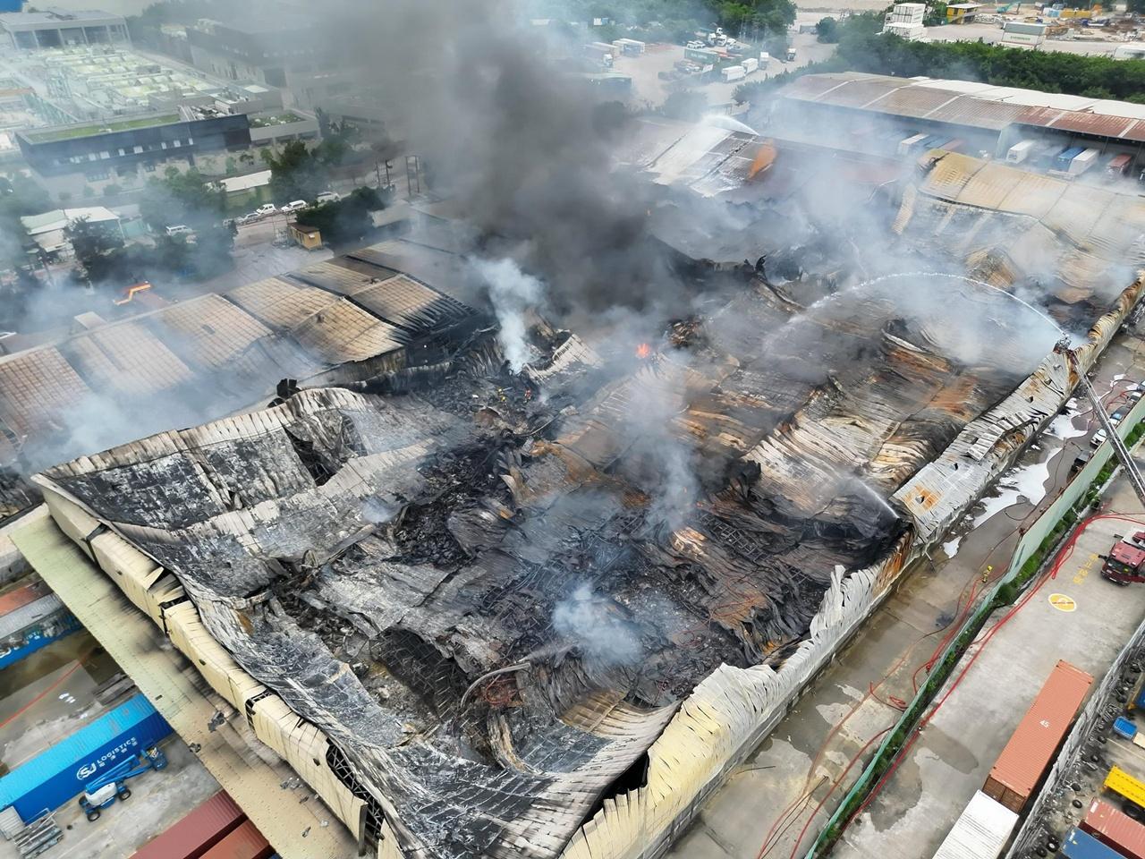 天水圍物流公司三級火警,焚燒17小時仍未撲熄。(FB/香港消防處)