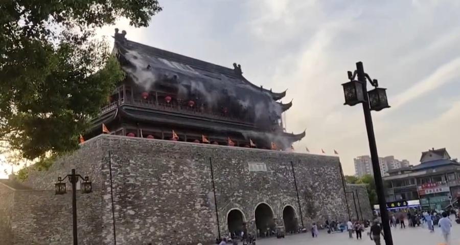 最初鳳陽鼓樓樓頂有部分瓦片脫落,但隨後大量瓦片隨之傾瀉。(微博)