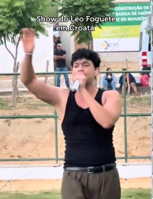 攝影師捕捉到舞台一邊的小巷裡,有一對年輕男女正進行性交。(X)