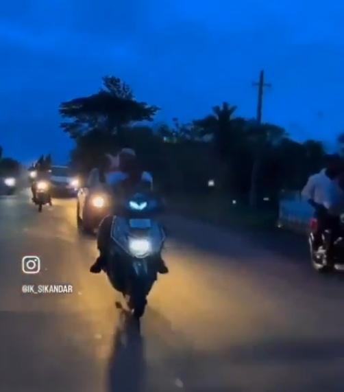 7名疑犯乘坐開篷車遊行30公里,車上掛著「歡迎兄弟回家」等橫幅,甚至特意從警察局門前經過,囂張態度引起社會不滿。(IG)