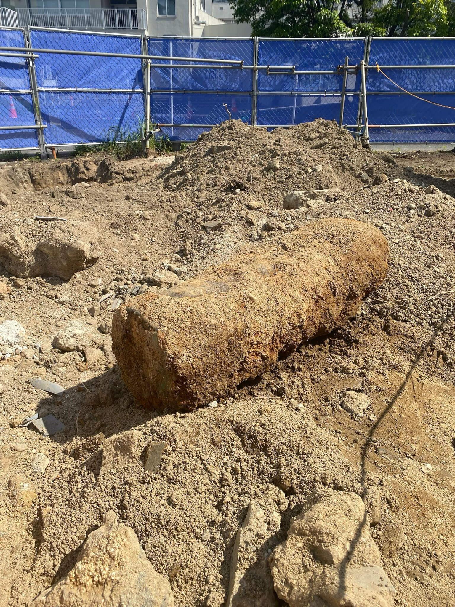 可疑物體呈現圓柱狀,長約90厘米、直徑約24厘米,整體外形疑似戰爭期間留下的未爆彈。(X)