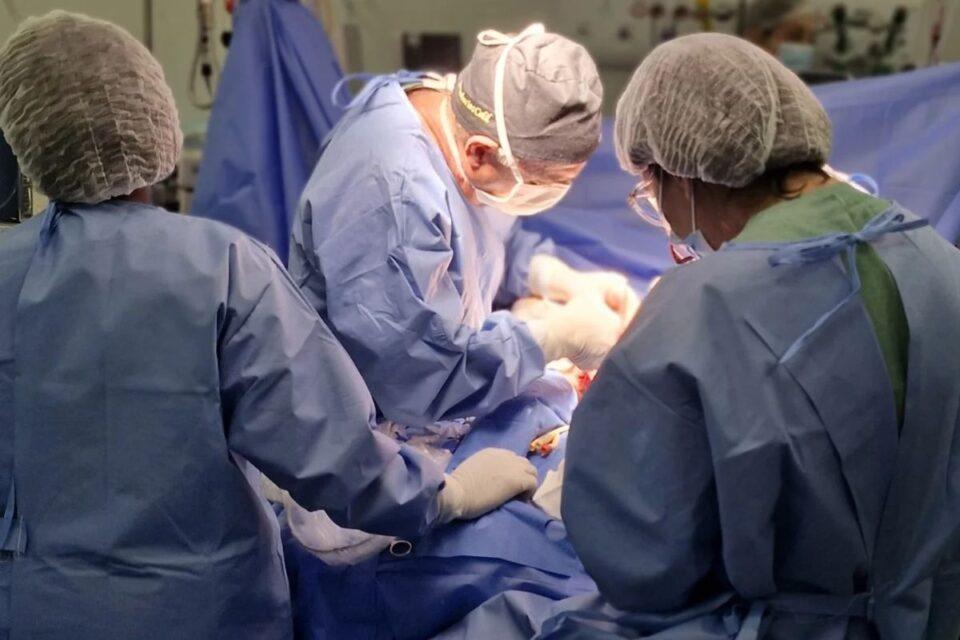 這場大型手術由16名外科醫生組成,合共涉及近60名醫護。(X)