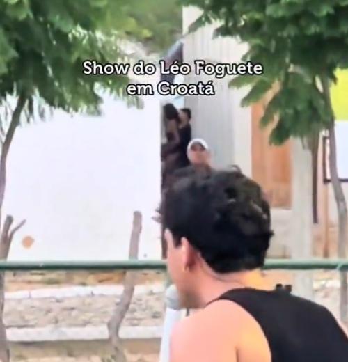 攝影師捕捉到舞台一邊的小巷裡,有一對年輕男女正進行性交。(X)