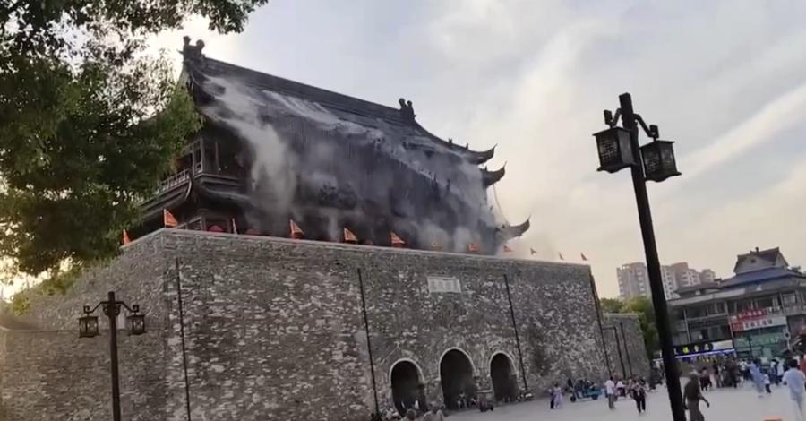 最初鳳陽鼓樓樓頂有部分瓦片脫落,但隨後大量瓦片隨之傾瀉。(微博)