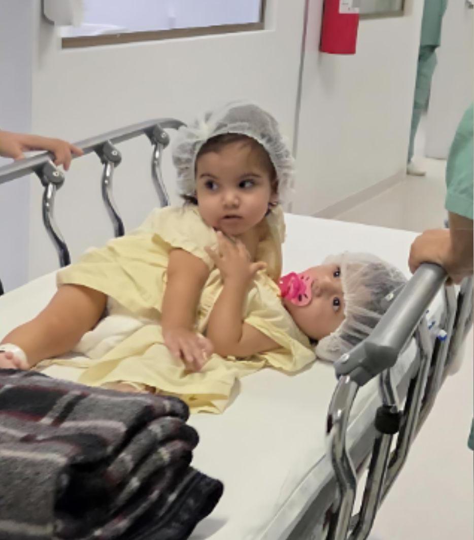 Kiraz和Aruna進入手術室。(X)