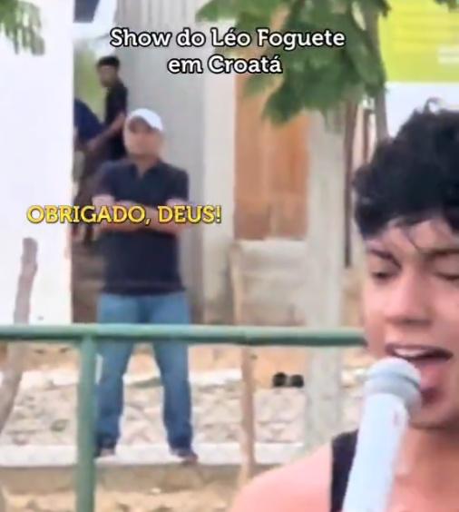 片中兩人還不時望向表演舞台,像是激戰同時不忘聽歌。