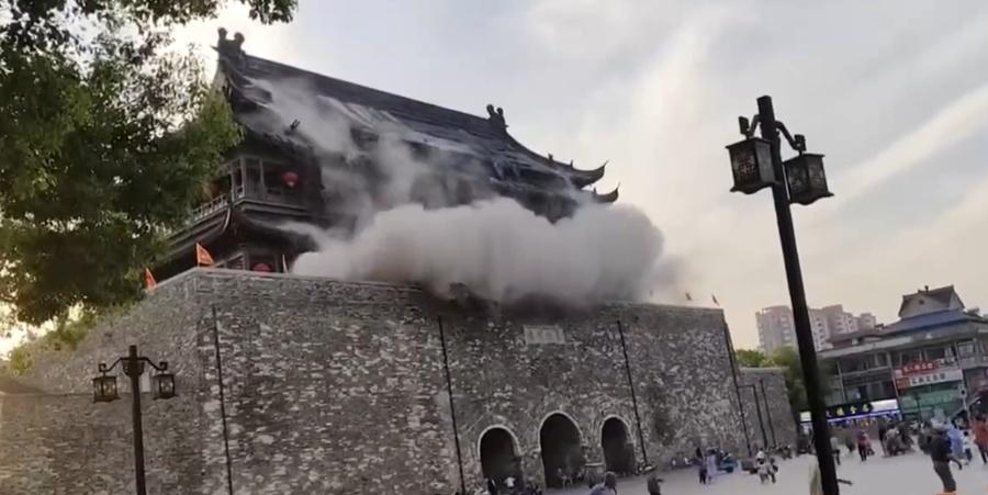 瓦片跌到石樓平台並翻起大量煙塵。(微博)