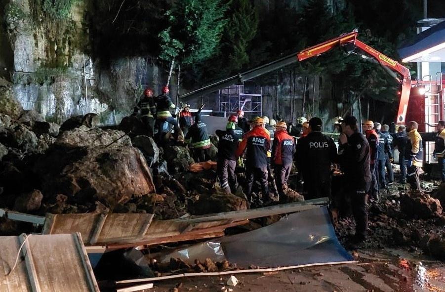 搜救隊趕到現場將4人救出,遺憾父親和2名女兒已經死亡。(X)