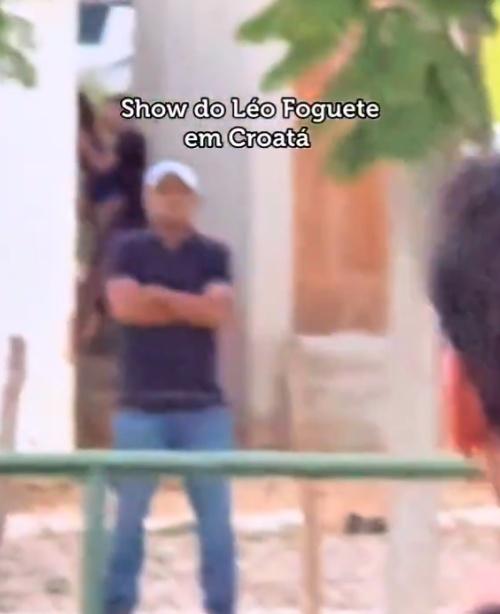 片中兩人還不時望向表演舞台,像是激戰同時不忘聽歌。