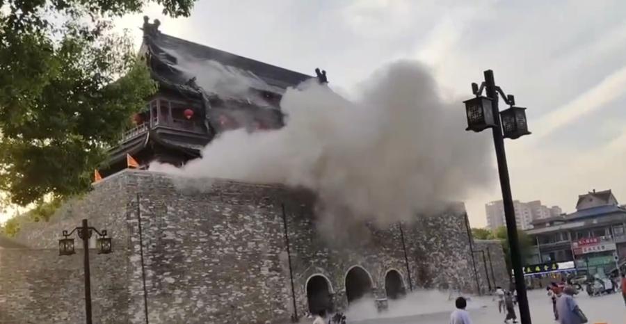 鼓樓下原有大量途人,民眾見狀紛紛拔腿逃難,部分瓦片散落地面,場面駭人。(微博)