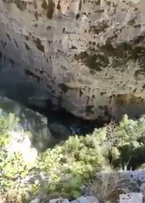 石頭落地發出巨響。(X)