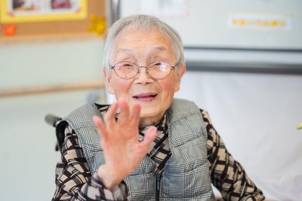 大分縣114歲廣安美代子接捧國內最高齡長者。(網上圖片)