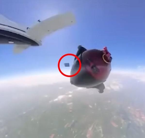 剛跳出飛機,手機就從褲袋跌出,他的隨身攝錄機拍下過程。(FB)