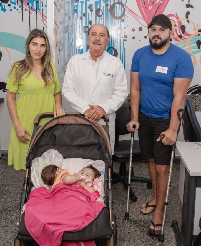 主刀醫生Zacharias Calil,與Kiraz和Aruna,及她們的父母。(X)