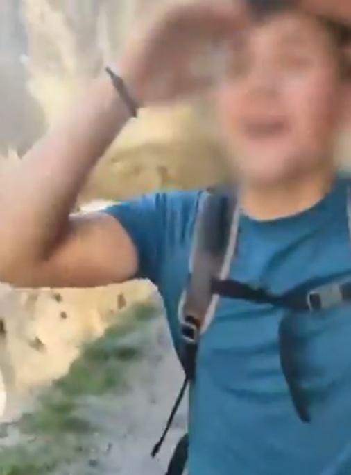 丟石頭的男遊客與一旁拍攝影片的友人還發出興奮的歡呼。(X)