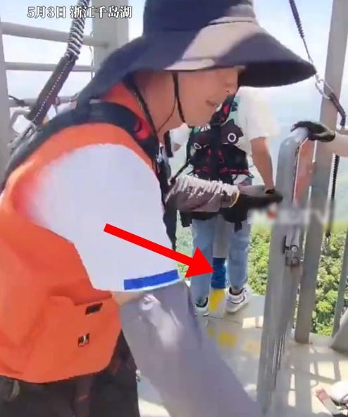 男子前側已扣安全繩,因拍攝角度未被視頻捕捉。(微博)