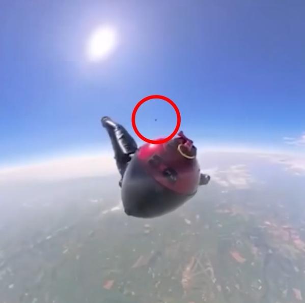 Casey當時並無為意,直至安全降落地面,整理裝備時才驚覺遺失手機。(FB)