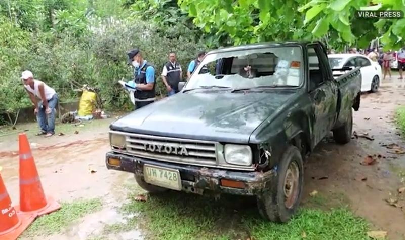 手榴彈被Thongnak掟出後撞正A柱反彈回來,意外炸死自己。(X)