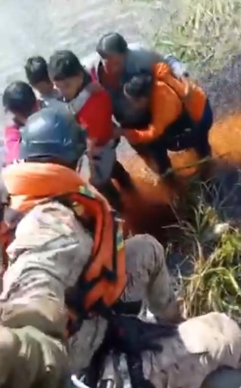 5人則站在機腹,水已及腳跟,男機師抱著1名小孩。(X)