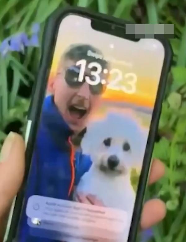 Casey驚見螢幕竟沒有一絲刮痕,機身絲毫無損,讓他不禁驚嘆。(FB)